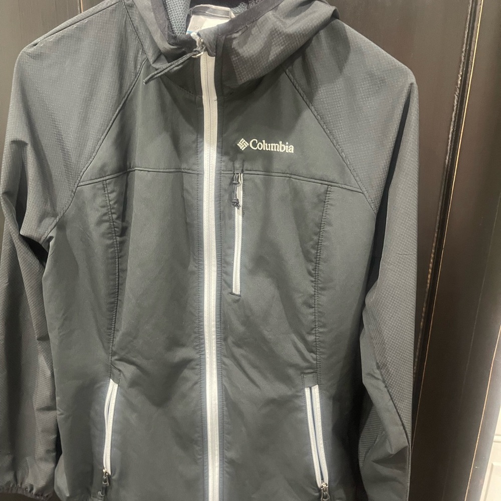 Columbia women’s rain / wind jacket with hoodie size M